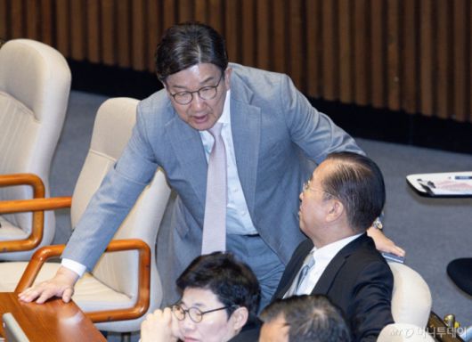 권영세 국민의힘 전 비상대책위원장과 권성동 전 원내대표가 5일 오후 서울 여의도 국회에서 열린 본회의에서 대화를 하고 있다. 2025.6.5/사진=뉴스1 /사진=(서울=뉴스1) 이재명 기자