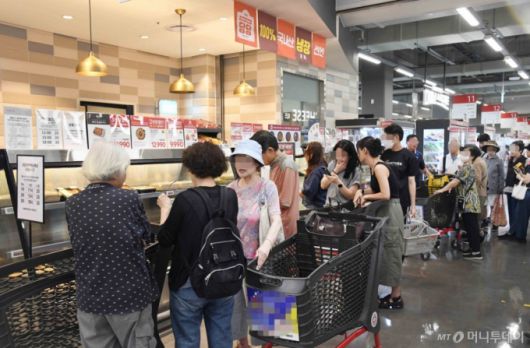 일 서울 강서구 홈플러스 메가푸드마켓 라이브 강서점에서 '당당 3990옛날통닭'을 구매하려는 고객들이 긴 줄을 서고 있다. /사진=뉴시스(홈플러스 제공)