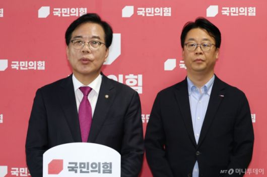 송언석 국민의힘 비상대책위원장 겸 원내대표가 8일 오후 서울 여의도 국회에서 민중기 특검팀의 윤상현 의원에 대한 압수수색과 관련해 "이미 경찰에서 수사가 다 끝났음에도 수색을 강행하는 것은 전형적인 정치보복"이라고 입장을 밝히고 있다. 2025.7.8/사진=뉴스1 /사진=(서울=뉴스1) 이광호 기자