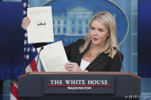 [워싱턴=AP/뉴시스] 캐롤라인 레빗 백악관 대변인이 7일(현지 시간) 백악관에서 브리핑하면서 도널드 트럼프 미국 대통령이 이재명 대통령에게 보내는 서한을 들어 보이고 있다. 트럼프는 이 대통령에게 보내는 서한에서 "2025년 8월 1일부터 한국에서 수입하는 모든 제품에 대해 기존의 부문별 관세와는 별도로 25%의 관세를 부과할 예정"이라고 밝혔다. 2025.07.08. /사진=민경찬