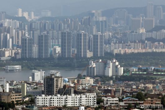 (서울=뉴스1) 민경석 기자 = 이재명 대통령이 3일 정부의 부동산 정책에 대해 "이번 대출 규제는 맛보기에 불과하다"며 "수요 억제책은 많이 남아있다"고 밝혔다.   이 대통령은 이날 서울 청와대 영빈관에서 열린 취임 30일 기념 기자회견에서 "수도권 집중이 심화되는 와중에 투기적 수요가 시장을 매우 교란하고 있다.   이러한 전체 흐름을 바꾸겠다"며 이같이 말했다. 사진은 이날 서울 중구 남산에서 바라본 강남 일대 아파트 단지 모습. 2025.7.3/뉴스1  Copyright (C) 뉴스1. All rights reserved. 무단 전재 및 재배포,  AI학습 이용 금지. /사진=(서울=뉴스1) 민경석 기자