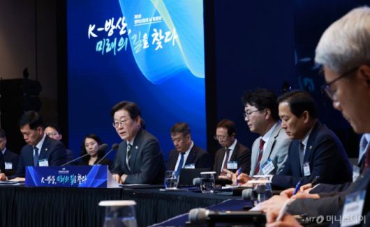 [서울=뉴시스] 최동준 기자 = 이재명 대통령이 8일 서울 용산구 그랜드 하얏트 서울에서 열린 제1회 방위산업의 날 토론회에서 발언하고 있다. (대통령실통신사진기자단) 2025.07.08. photocdj@newsis.com /사진=최동준