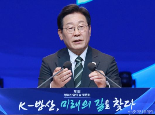 [서울=뉴시스] 최동준 기자 = 이재명 대통령이 8일 서울 용산구 그랜드 하얏트 서울에서 열린 제1회 방위산업의 날 토론회에서 발언하고 있다. (대통령실통신사진기자단) 2025.07.08. photocdj@newsis.com /사진=최동준