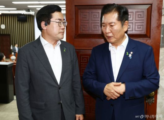 (서울=뉴스1) 김민지 기자 = 더불어민주당 당 대표 후보자인 박찬대·정청래 의원이 3일 서울 여의도 국회에서 열린 비공개 의원총회에 참석하며 대화하고 있다. 2025.7.3/뉴스1  Copyright (C) 뉴스1. All rights reserved. 무단 전재 및 재배포,  AI학습 이용 금지. /사진=(서울=뉴스1) 김민지 기자