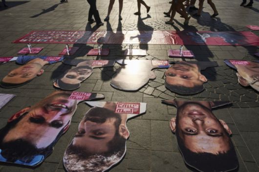 7일(현지시간) 이스라엘 텔아비브에 있는 미국 대사관 분관 앞에 하마스에 억류된 인질들의 사진이 놓여 있다. 도널드 트럼프 미국 대통령과 베냐민 네타냐후 이스라엘 총리의 워싱턴 회담을 앞두고 인질 석방과 종전을 촉구하는 집회가 열렸다. /AP=뉴시스