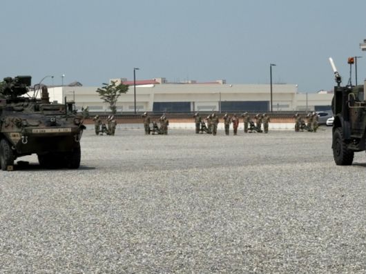 8일 경기 평택에 위치한 주한미군 기지 '캠프 험프리스'. 낮 최고기온 35℃에 달하는 이날 바커 필드 연병장에 주한미군 장병들이 미동도 없이 예포 발사를 준비하고 있는 모습. / 사진=김인한 기자