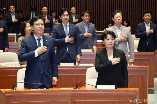 송언석 국민의힘 비상대책위원장 겸 원내대표와 윤희숙 혁신위원장이 9일 오후 서울 여의도 국회에서 열린 의원총회에서 국민의례를 하고 있다. 2025.7.9/사진=뉴스1 /사진=(서울=뉴스1) 이광호 기자