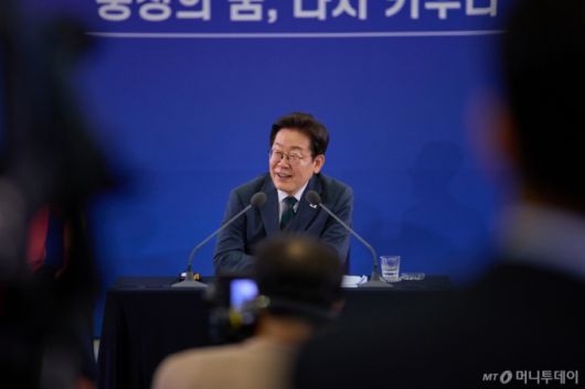 (서울=뉴스1) 이재명 기자 = 이재명 대통령이 4일 대전 유성구 대전컨벤션센터에서 열린 ‘충청에서 듣다, 충청 타운홀 미팅’에서 발언을 하고 있다. (대통령실 제공. 재판매 및 DB 금지) 2025.7.4/뉴스1  Copyright (C) 뉴스1. All rights reserved. 무단 전재 및 재배포,  AI학습 이용 금지. /사진=(서울=뉴스1) 이재명 기자