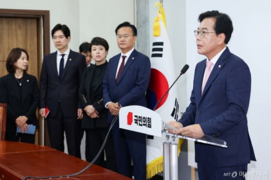 송언석 국민의힘 비상대책위원장 겸 원내대표가 2일 오전 서울 여의도 국회에서 '국민의 마음을 푯대로 삼아 전진하겠습니다'를 주제로 취임 기자회견을 하고 있다. 왼쪽부터 최수진, 박성훈 원내대변인, 김은혜 원내정책수석, 유상범 원내운영수석부대표, 송 비대위원장. 2025.7.2/뉴스1  Copyright (C) 뉴스1. All rights reserved. 무단 전재 및 재배포,  AI학습 이용 금지.
