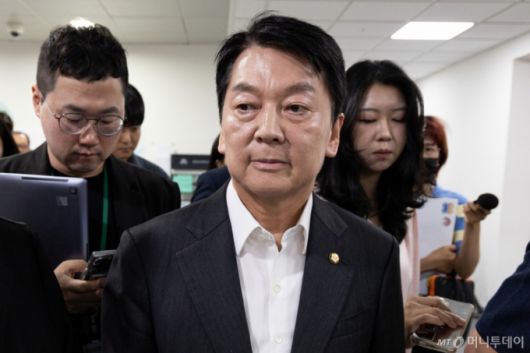 안철수 국민의힘 혁신위원장이 7일 서울 여의도 국회 소통관에서 기자회견을 열고 혁신위원장 사퇴 및 전당대회 출마를 밝힌 후 기자회견장을 나서고 있다. 2025.7.7/사진=뉴스1 /사진=(서울=뉴스1) 유승관 기자