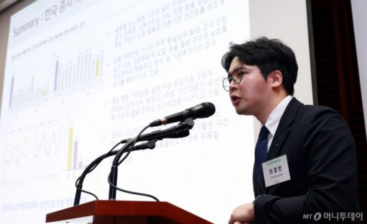 이정빈 신한투자증권 ESG팀장이 9일 오후 서울 영등포구 금융투자협회에서 머니투데이 주최로 열린 'ESG 콜로키움 2025'에서 '이재명 정부와 글로벌 ESG 규제 : 자본시장의 기회와 위기'에 대해 발표하고 있다. /사진=김창현 chmt@