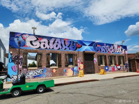 미국 뉴욕 브루클린 듀갈 하우스 밖에 설치된 포토존/사진=윤지혜 기자