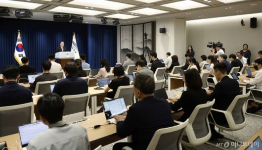 [서울=뉴시스] 최동준 기자 = 방미 일정을 마치고 귀국한 위성락 국가안보실장이 9일 서울 용산 대통령실에서 관세협상 및 방위비 관련 브리핑을 하고 있다. 2025.07.09. photocdj@newsis.com /사진=최동준