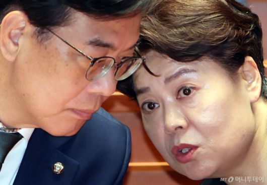 송언석 국민의힘 비상대책위원장 겸 원내대표와 윤희숙 혁신위원장이 9일 오후 서울 여의도 국회에서 열린 긴급의원총회에서 대화하고 있다. 2025.07.09. /사진=뉴시스 /사진=김명년