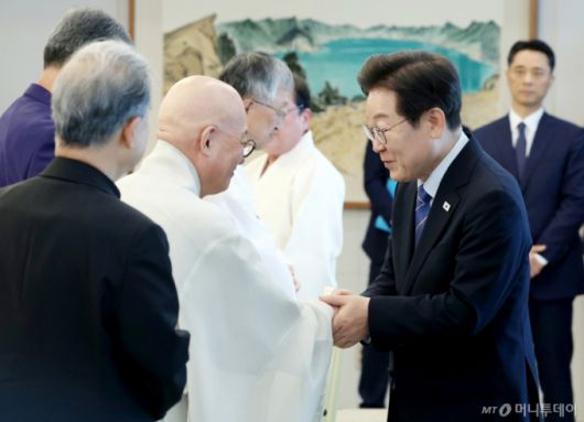 [서울=뉴시스] 최동준 기자 = 이재명 대통령이 9일 서울 용산 대통령실에서 열린 종교 지도자 초청 오찬 간담회에서 조계종 총무원장 진우스님과 인사하고 있다. (대통령실통신사진기자단) 2025.07.09. photocdj@newsis.com /사진=최동준