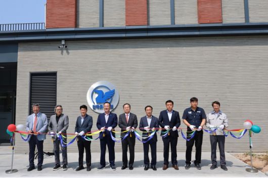 왼쪽 네번째 엄태영 국회의원, 다섯번째 한인호 성신양회 대표/사진=성신양회