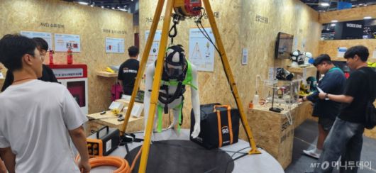 밀폐작업 공간시 필수 장비인 송기마스크와 근로자의 안전한 작업을 돕는 삼각대