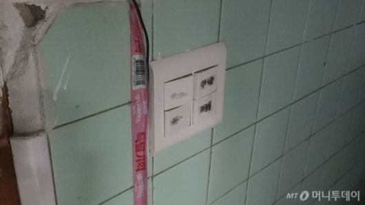 10일 김씨가 집 천장 조명을 모두 꺼 어두컴컴한 모습. 유일한 냉방가전인 선풍기도 전기요금이 걱정돼 틀지 않는다. /사진=김미루 기자.