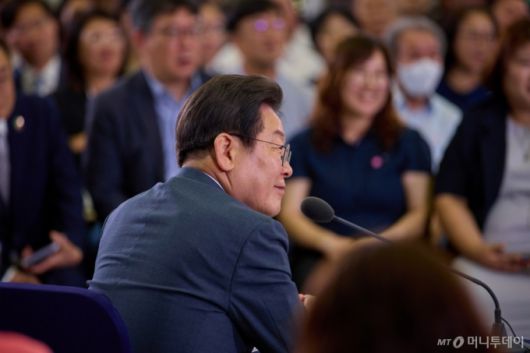 (서울=뉴스1) 이재명 기자 = 이재명 대통령이 4일 대전 유성구 대전컨벤션센터에서 열린 ‘충청에서 듣다, 충청 타운홀 미팅’에서 참석자들의 발언을 듣고 있다. (대통령실 제공. 재판매 및 DB 금지) 2025.7.4/뉴스1  Copyright (C) 뉴스1. All rights reserved. 무단 전재 및 재배포,  AI학습 이용 금지. /사진=(서울=뉴스1) 이재명 기자