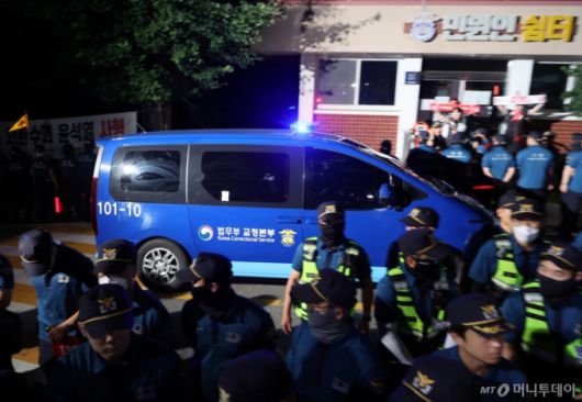 [서울=뉴시스] 배훈식 기자 = 윤석열 전 대통령을 태운 법무부 호송차량이 9일 오후 경기 의왕시 서울구치소로 들어가고 있다. 윤 전 대통령은 이날 서울중앙지방법원에서 열린 직권남용 등 혐의 영장실질심사(구속 전 피의자 심문)를 마친 뒤 영장 발부 여부를 기다리기 위해 서울구치소로 이동했다. 2025.07.09. dahora83@newsis.com /사진=배훈식