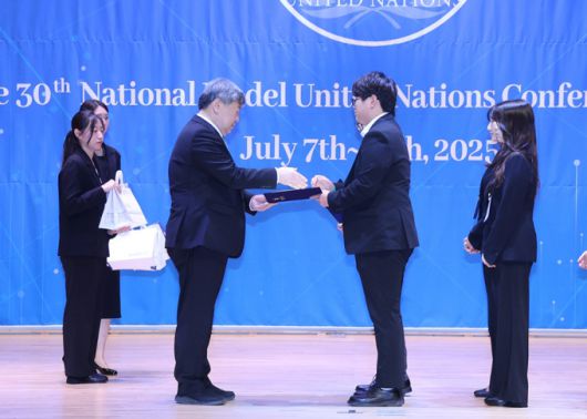 박성태 원광대 총장(가운데 왼쪽)이 대회 입상자에게 상장과 상패를 건네고 있다./사진제공=원광대