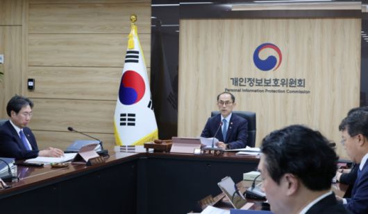고학수 개인정보보호위원장이 지난달 25일 서울 종로구 정부서울청사에서 열린 개인정보보호위원회 2025년 제14회 전체회의에 참석해 발언하고 있다./사진=뉴시스