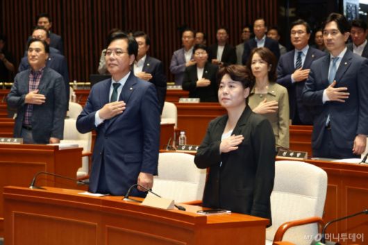 (서울=뉴스1) 이광호 기자 = 송언석 국민의힘 비상대책위원장 겸 원내대표와 윤희숙 혁신위원장이 9일 오후 서울 여의도 국회에서 열린 의원총회에서 국민의례를 하고 있다.  2025.7.9/뉴스1  Copyright (C) 뉴스1. All rights reserved. 무단 전재 및 재배포,  AI학습 이용 금지. /사진=(서울=뉴스1) 이광호 기자