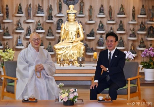 (서울=뉴스1) 정부청사사진기자단 = 김민석 국무총리가 10일 오전 서울 종로구 조계사 관음전에서 조계종 총무원장 진우 스님을 예방하고 있다.  2025.7.10/뉴스1  Copyright (C) 뉴스1. All rights reserved. 무단 전재 및 재배포,  AI학습 이용 금지. /사진=(서울=뉴스1) 정부청사사진기자단