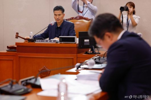 (서울=뉴스1) 안은나 기자 = 10일 서울 여의도 국회에서 열린 제427회국회(임시회) 제1차 농림축산식품법안심사소위원회에서 이원택 소위원장이 양곡관리법 등 농업 4법 심사를 위해 의사봉을 두드리고 있다. 2025.7.10/뉴스1  Copyright (C) 뉴스1. All rights reserved. 무단 전재 및 재배포,  AI학습 이용 금지.