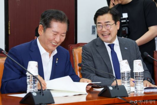 (서울=뉴스1) 안은나 기자 = 더불어민주당 당대표에 도전하는 정청래(왼쪽), 박찬대 의원이 2일 오후 서울 여의도 국회에서 열린 검찰개혁 토론회에서 만나 대화하고 있다. 2025.7.2/뉴스1  Copyright (C) 뉴스1. All rights reserved. 무단 전재 및 재배포,  AI학습 이용 금지. /사진=(서울=뉴스1) 안은나 기자