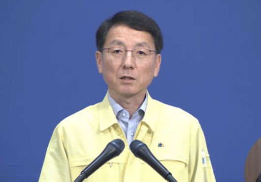 김성중 행정1부지사가 11일 도청에서 폭염 대비 긴급 대책을 발표하고 있다./사진제공=경기도 유튜브 갈무리