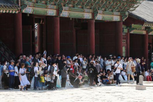 (서울=뉴스1) 장수영 기자 = 현충일 연휴 첫인 6일 오후 서울 종로구 경복궁을 찾은 관람객들이 햇빛을 피해 그늘에 모여 앉아 있다. 2025.6.6/뉴스1  Copyright (C) 뉴스1. All rights reserved. 무단 전재 및 재배포,  AI학습 이용 금지. /사진=(서울=뉴스1) 장수영 기자