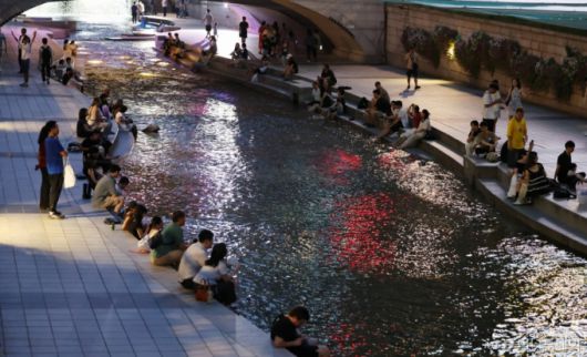 (서울=뉴스1) 장수영 기자 = 이른 폭염과 함께 열흘 넘게 열대야가 이어지고 있는 9일 저녁 서울 중구 청계천을 찾은 시민들이 더위를 식히고 있다. 2025.7.9/뉴스1  Copyright (C) 뉴스1. All rights reserved. 무단 전재 및 재배포,  AI학습 이용 금지. /사진=(서울=뉴스1) 장수영 기자