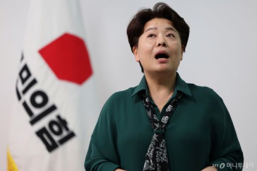 [서울=뉴시스] 김명년 기자 = 윤희숙 국민의힘 혁신위원장이 10일 오후 서울 여의도 국민의힘 중앙당사에서 열린 혁신위 1차 회의 결과 브리핑에서 질문에 답하고 있다.  2025.07.10. kmn@newsis.com /사진=김명년