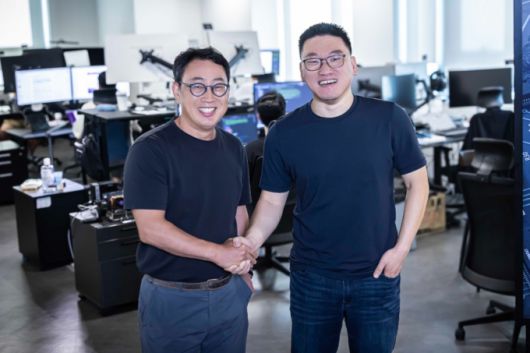 유영상 SK텔레콤 CEO(좌측)와 리벨리온 박성현 대표(우측)가 지난해 리벨리온-사피온 합병 계약식에서 사진을 촬영하고 있다. /사진=리벨리온