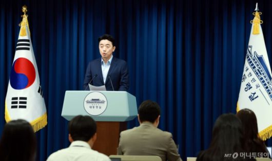 [서울=뉴시스] 최동준 기자 = 강훈식 비서실장이 11일 서울 용산 대통령실에서 문화체육관광부 장관 후보자에 최휘영 놀유니버스 대표, 국토교통부 장관 후보자에 김윤덕 더불어민주당 의원 인선 발표 브리핑을 하고 있다. (대통령실통신사진기자단) 2025.07.11. photocdj@newsis.com /사진=