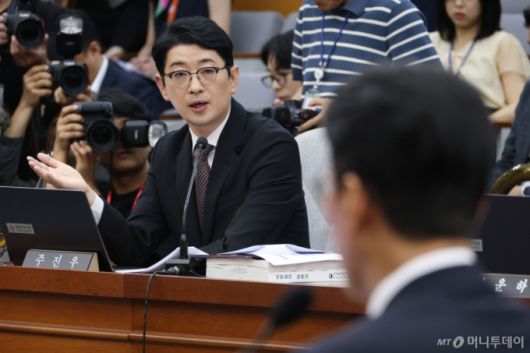 (서울=뉴스1) 이광호 기자 = 주진우 국민의힘 의원이 25일 오전 서울 여의도 국회에서 열린 국무총리 후보자 임명동의안 심사를 위한 인사청문회에서 김민석 후보자에게 질의하고 있다.  2025.6.25/뉴스1  Copyright (C) 뉴스1. All rights reserved. 무단 전재 및 재배포,  AI학습 이용 금지. /사진=(서울=뉴스1) 이광호 기자