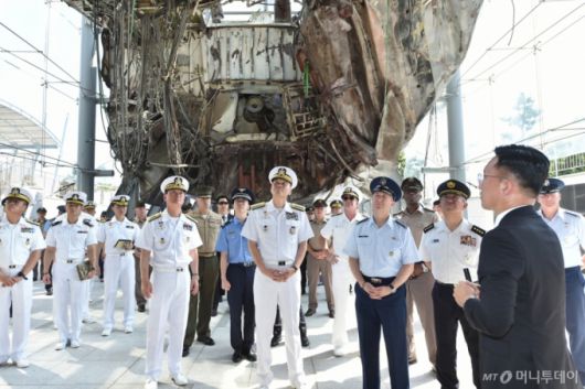 김명수 합동참모본부 의장, 댄 케인 미 합참 의장, 요시다 요시히데 일본 통합막료장 등이 11일 25년 한미일 합참의장 회의 종료 후 경기 평택시 해군2함대사령부를 방문해 천안함 선체에 대한 설명을 듣고 있다. / 사진=합동참모본부