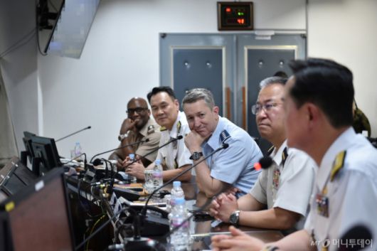 왼쪽부터 제이비어 브런슨 주한미군사령관, 김명수 합동참모본부 의장, 댄 케인 미 합참의장, 요시다 요시히데 일본 통합막료장, 해군 관계자가 11일 경기 평택시 해군2함대사령부를 방문해 작전현황을 보고받고 있다. / 사진=합동참모본부