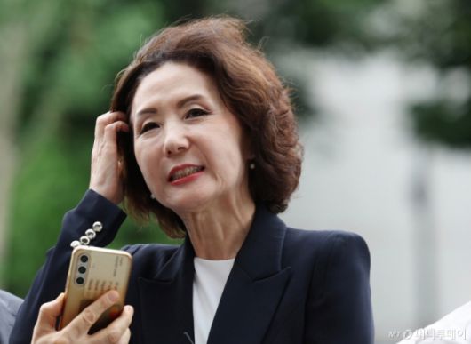 이진숙 사회부총리 겸 교육부 장관 후보자가 30일 오전 서울 여의도 한국교육시설안전원에 마련된 인사청문회 준비 사무실로 출근하던 중 취재진 질문에 답하고 있다. 2025.06.30.