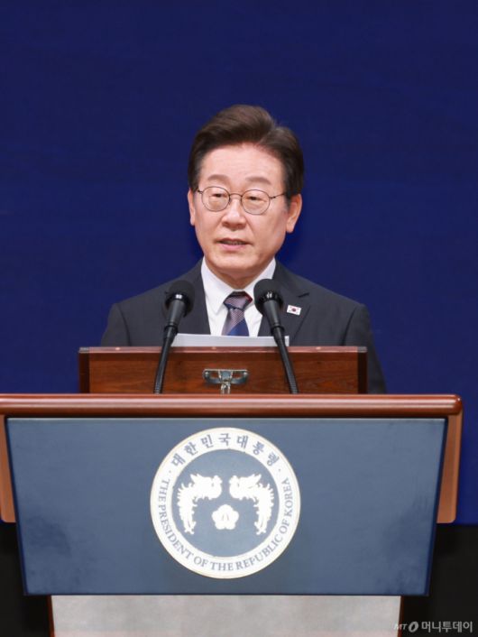[서울=뉴시스] 이재명 대통령이 13일 서울 강남구 코엑스에서 열린 2025 세계정치학회(IPSA) 서울총회 개막식에서 기조연설을 하고 있다. 2025.07.13.