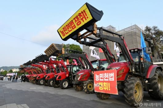 6일 오후 광주 동구 5·18민주광장에 전국농민회총연맹 광주전남연맹의 트랙터들이 주차돼있다. 전농 광주전남연맹은 쌀 수입 중단과 농산물 최저가격 보장을 촉구하며 오는 10일 서울에서 열리는 광화문 시국대회에 트랙터를 몰고 참석할 방침이다. 2025.05.06. /사진=뉴시스