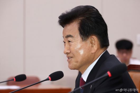 정동영 통일부 장관 후보가 14일 오전 서울 여의도 국회 외교통일위원회 전체회의장에서 열린 인사청문회에서 의원 질의에 답하고 있다. / 사진=뉴스1