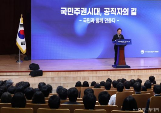 [진천=뉴시스] 최동준 기자 = 이재명 대통령이 14일 충북 진천 국가공무원인재개발원에서 5급 신임관리자과정 교육생에게 특강을 하고 있다. (대통령실통신사진기자단) 2025.07.14. photocdj@newsis.com /사진=최동준