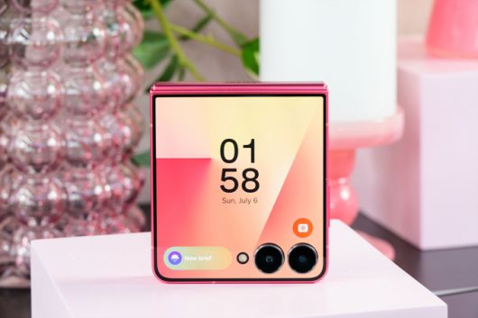 갤럭시Z 플립7은 커버 스크린을 대폭 키워 특유의 아이코닉한 디자인과 활용성을 높였다./사진=삼성전자