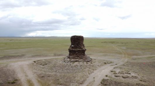 국립문화유산연구원이 몽골 문화부와 함께 조사하는 볼강 지역의 '하르보힝 발가스 석탑'. / 사진 = 국가유산청 제공