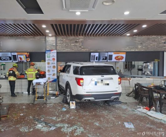 지난 2일 오전 11시32분쯤 강릉시 영동고속도로 강릉방향 대관령휴게소에서 SUV 차량이 휴게소 내 식당으로 돌진했다.  이 사고로 시민 16명이 다쳐 병원으로 이송됐으며 경찰은 정확한 사고 원인을 조사중이다./사진= 뉴스1