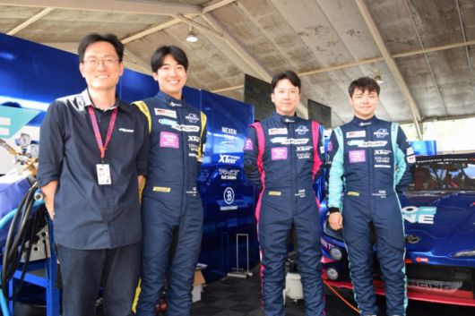 지난 12일 오후 경기 용인 스피드웨이.  '2025 오네(O-NE) 슈퍼레이스 챔피언십' 토요타 가주 레이싱 6000 클래스 4라운드에 참가하는 '오네 레이싱' 팀의 모습.(왼쪽부터)송현준 엔지니어, 드라이버 이정우·오한솔·김동은의 모습./사진=HD현대오일뱅크 제공