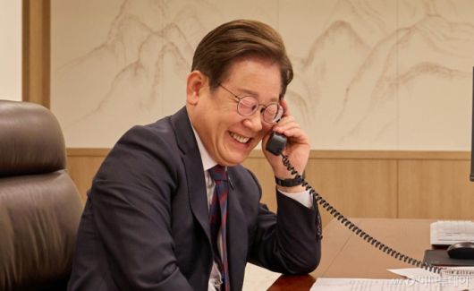 (서울=뉴스1) 허경 기자 = 이재명 대통령이 10일 서울 용산구 대통령실 청사 집무실에서 시진핑 중국 국가주석과 전화 통화를 하고 있다. (대통령실 제공. 재판매 및 DB 금지) 2025.6.10/뉴스1  Copyright (C) 뉴스1. All rights reserved. 무단 전재 및 재배포,  AI학습 이용 금지. /사진=(서울=뉴스1) 허경 기자