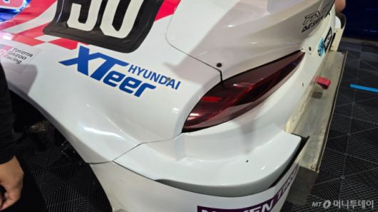 지난 12일 오후 경기 용인 스피드웨이.  '2025 오네(O-NE) 슈퍼레이스 챔피언십' 토요타 가주 레이싱 6000 클래스 4라운드에 참가하는 '오네 레이싱' 팀의 모습. 경기용 차량에는 HD현대오일뱅크의 윤활유 제품인 '엑스티어' 로고가 쓰여있다./사진=김도균 기자